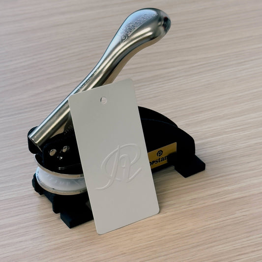Sigillo a secco lettera elegante