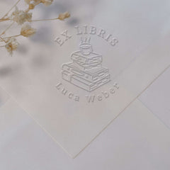Embosser ex libris pila di libri e caffè