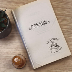 Timbro ex libris pila di libri e caffè