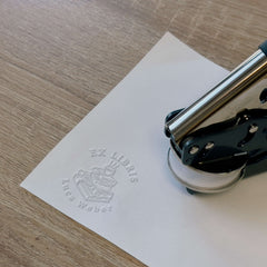 Embosser ex libris pila di libri e caffè
