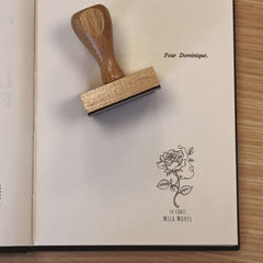 Timbro ex libris rosa nei dettagli