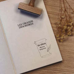 Timbro ex libris piuma e pergamena
