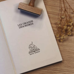 Timbro ex libris cane sul libro