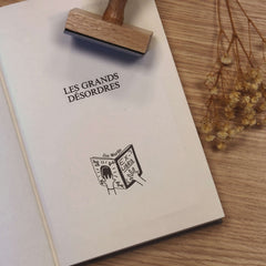 Timbro ex libris mani che tengono un libro