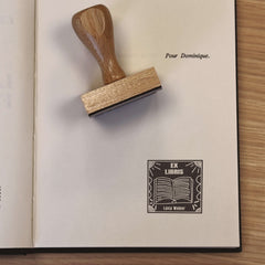 Timbro ex libris libro bianco su nero