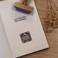 Timbro ex libris libro bianco su nero