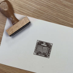 Timbro ex libris libro bianco su nero