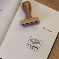 Timbro ex libris libro con gatto addormentato