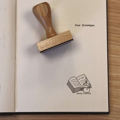 Timbro ex libris davanti al libro