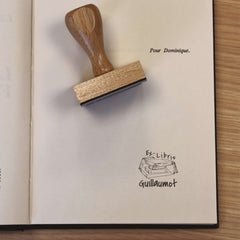 Timbro ex libris pila di libri