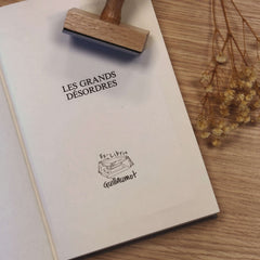 Timbro ex libris pila di libri